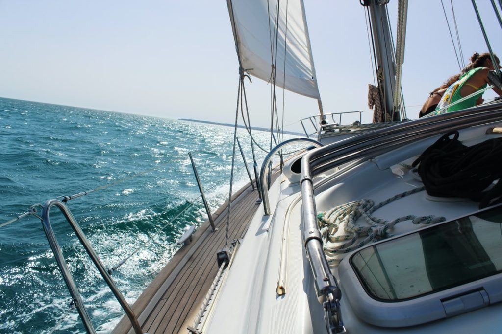 motor yacht vs sailing yacht