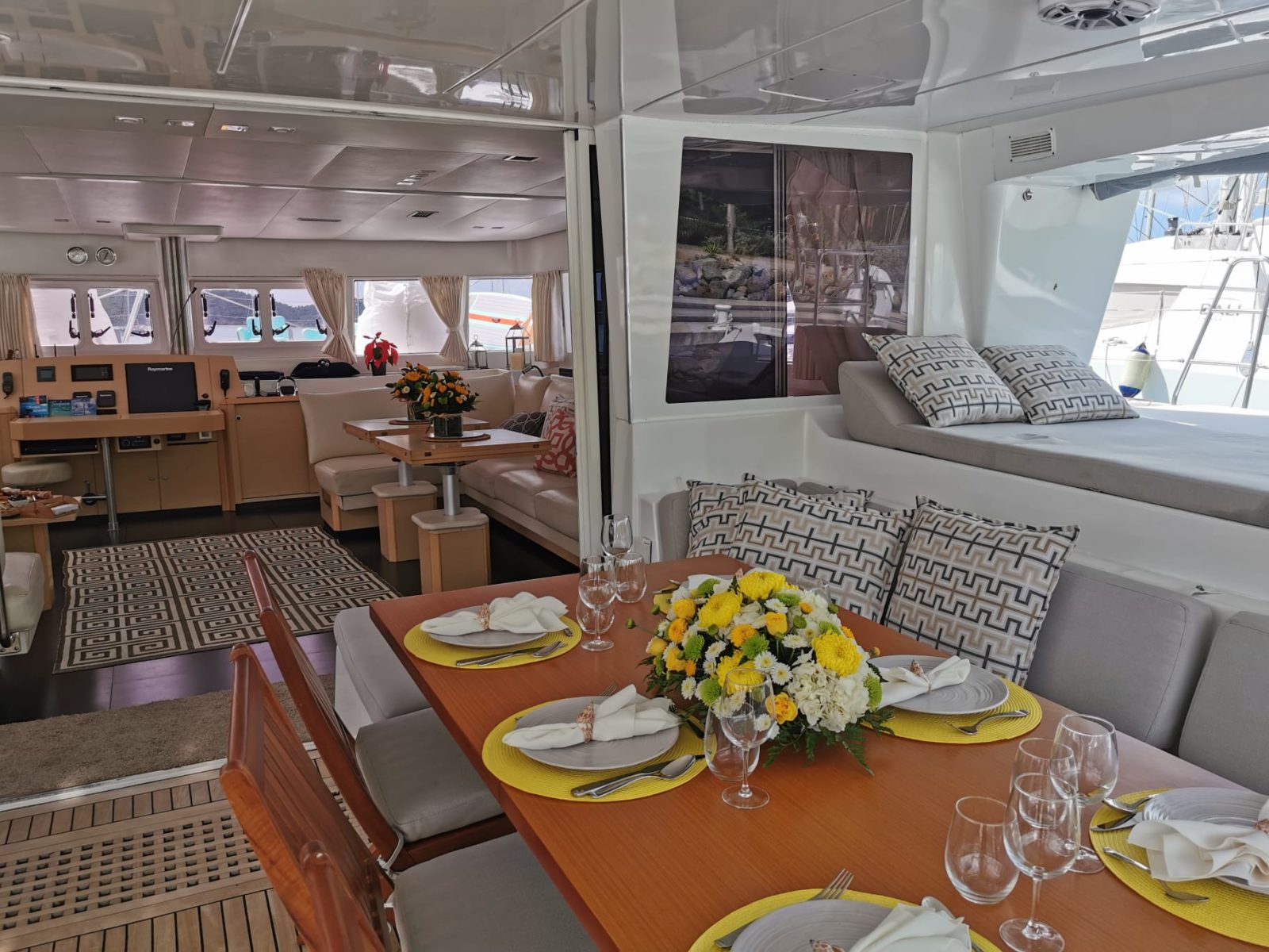 yacht-crew-positions-hierarchy-missions-salaries-explained-wi-luxury